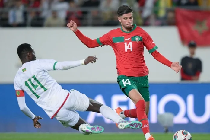 Le footballeur marocain Oussama El Azzouzi sur le terrain