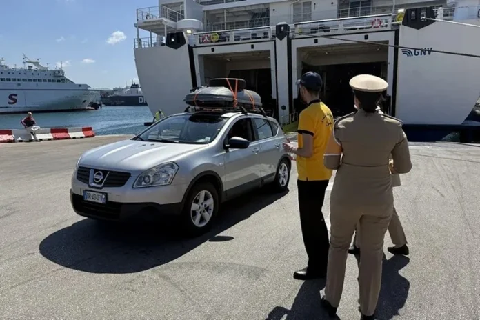 Voyageurs marocains lors de l'opération Marhaba 2026 dans un port