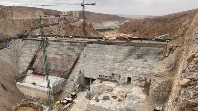 Vue du chantier du barrage Kheng Grou dans la province de Figuig