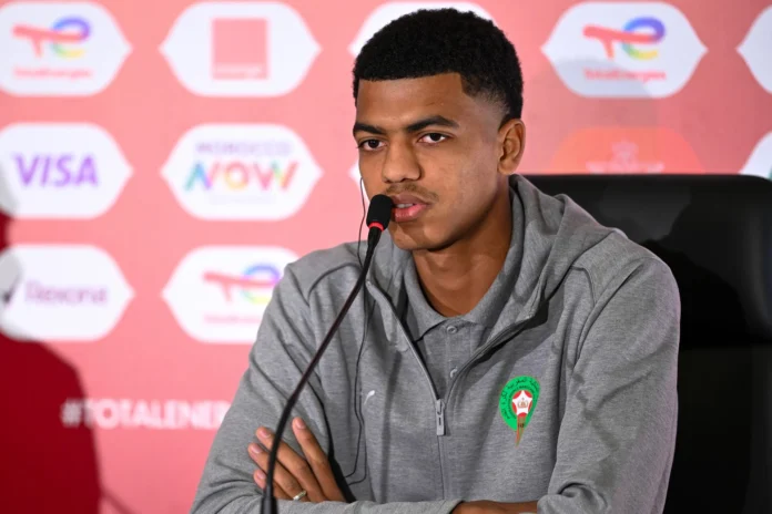 Le défenseur marocain Abdelhamid Ait Boudlal sur un terrain de football