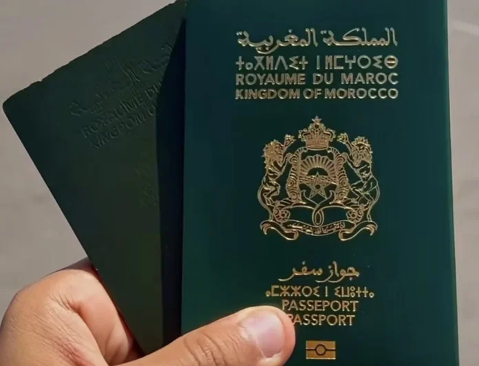 Nouveau passeport biométrique marocain posé sur un comptoir de contrôle