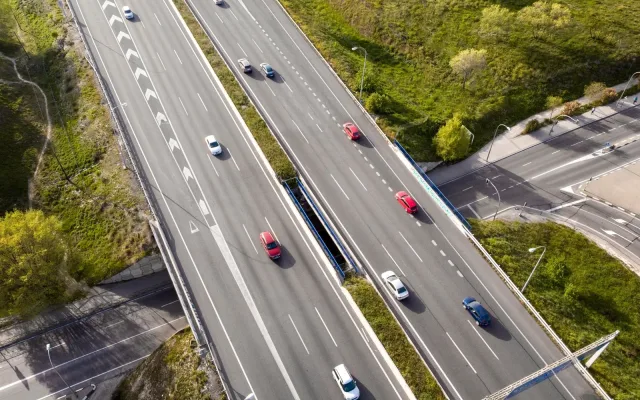 Vue aérienne d’une route et de ses véhicules