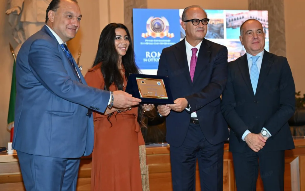 Halima Hadir reçoit une plaque lors de la cérémonie de remise du prix à Rome