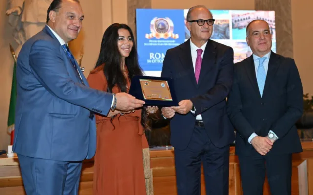Halima Hadir reçoit une plaque lors de la cérémonie de remise du prix à Rome