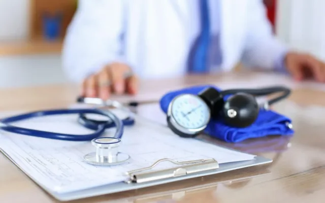 Stéthoscope et tensiomètre sur un bureau de consultation médicale