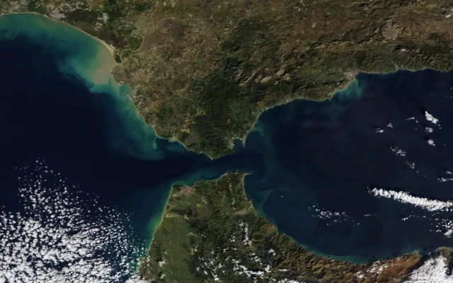 Vue satellite du détroit de Gibraltar entre le Maroc et l’Espagne