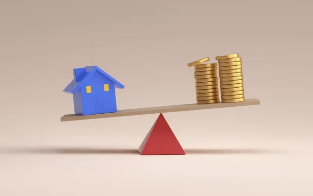 Une maison et des piles de pièces sur une balance, illustration immobilière