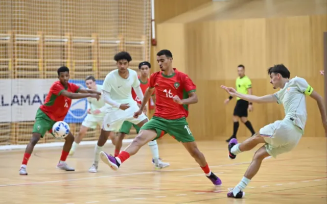 Joueurs marocains en rouge et vert face à des joueurs français en blanc sur un terrain de futsal